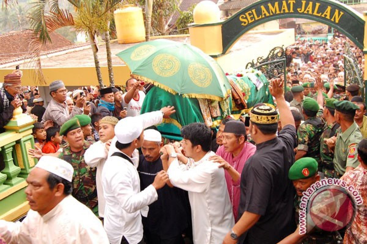 Abah Anom dimakamkan di Suryalaya