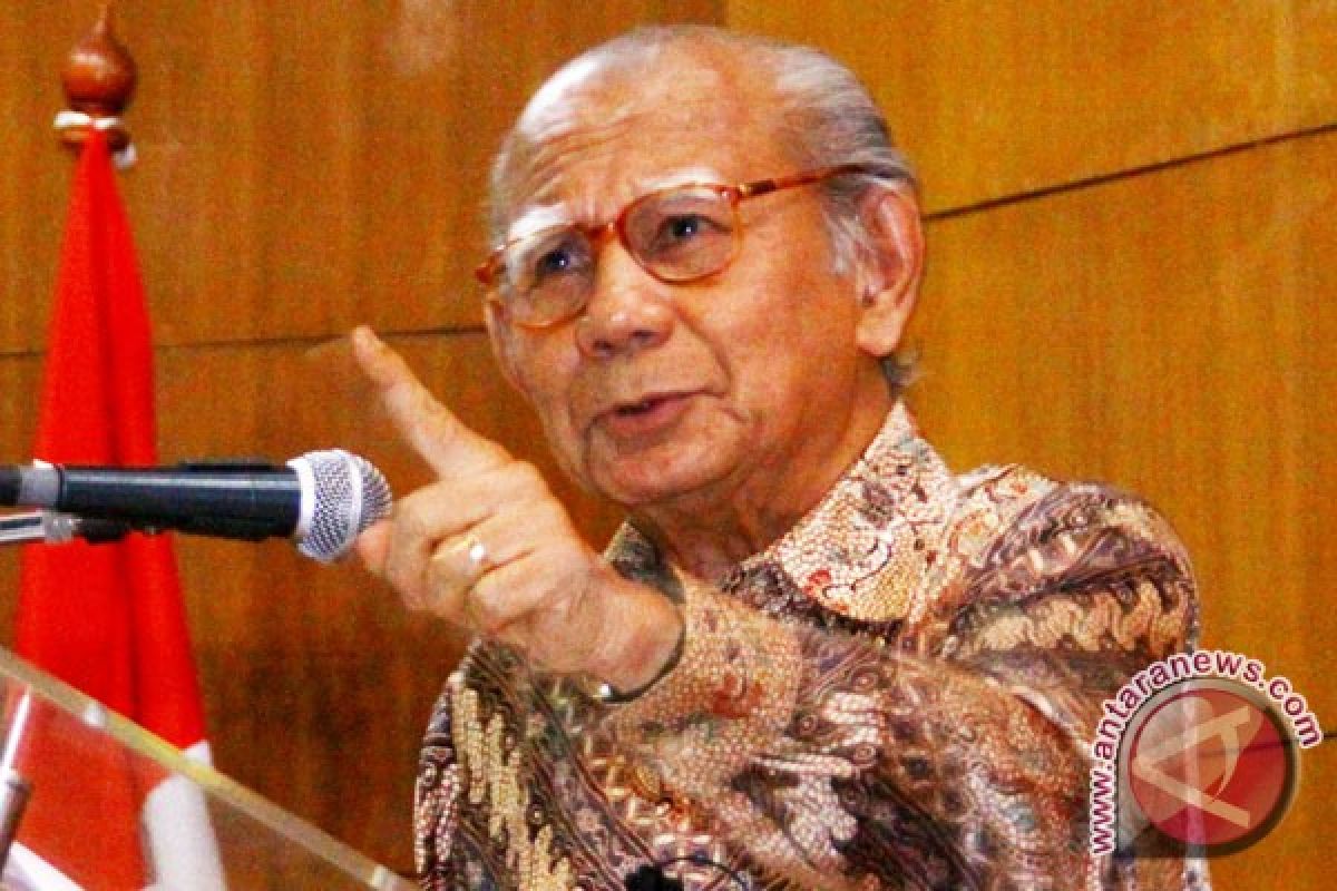 Emil Salim : guru SD pilar pendidikan lingkungan 