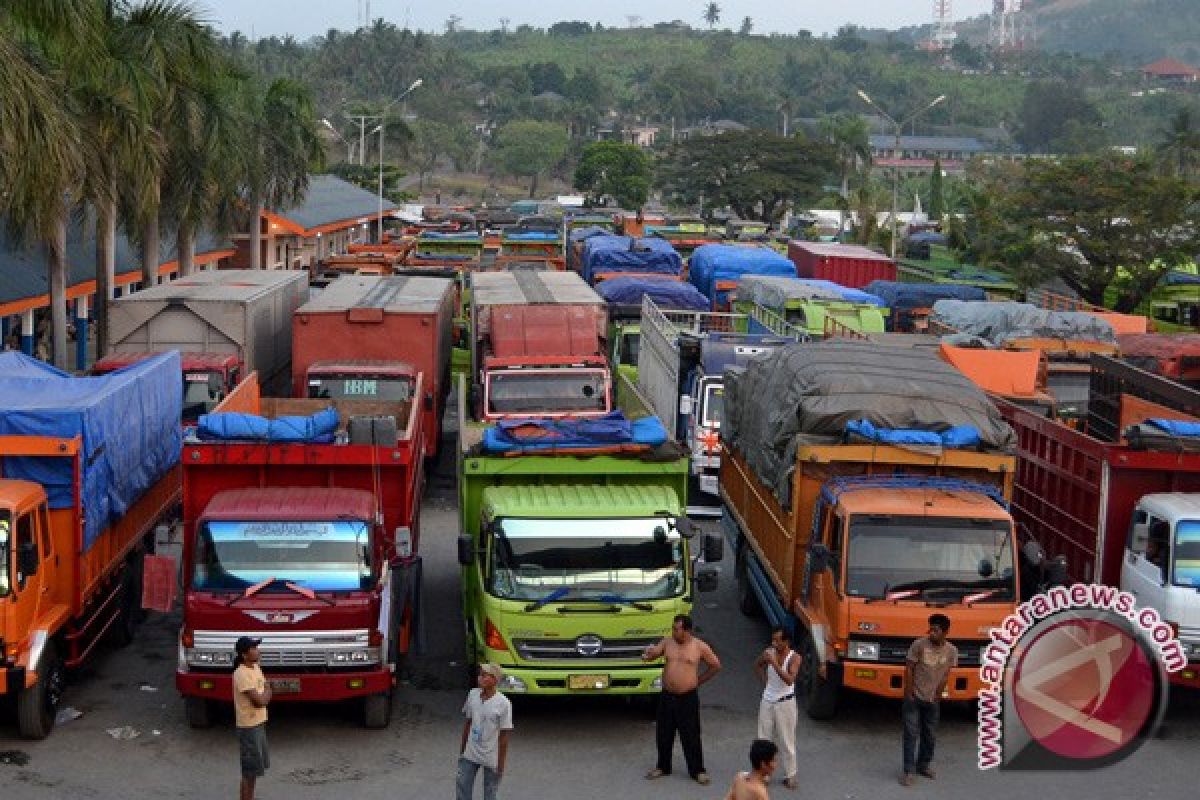 Truk masih mengantre di Bakauheni 