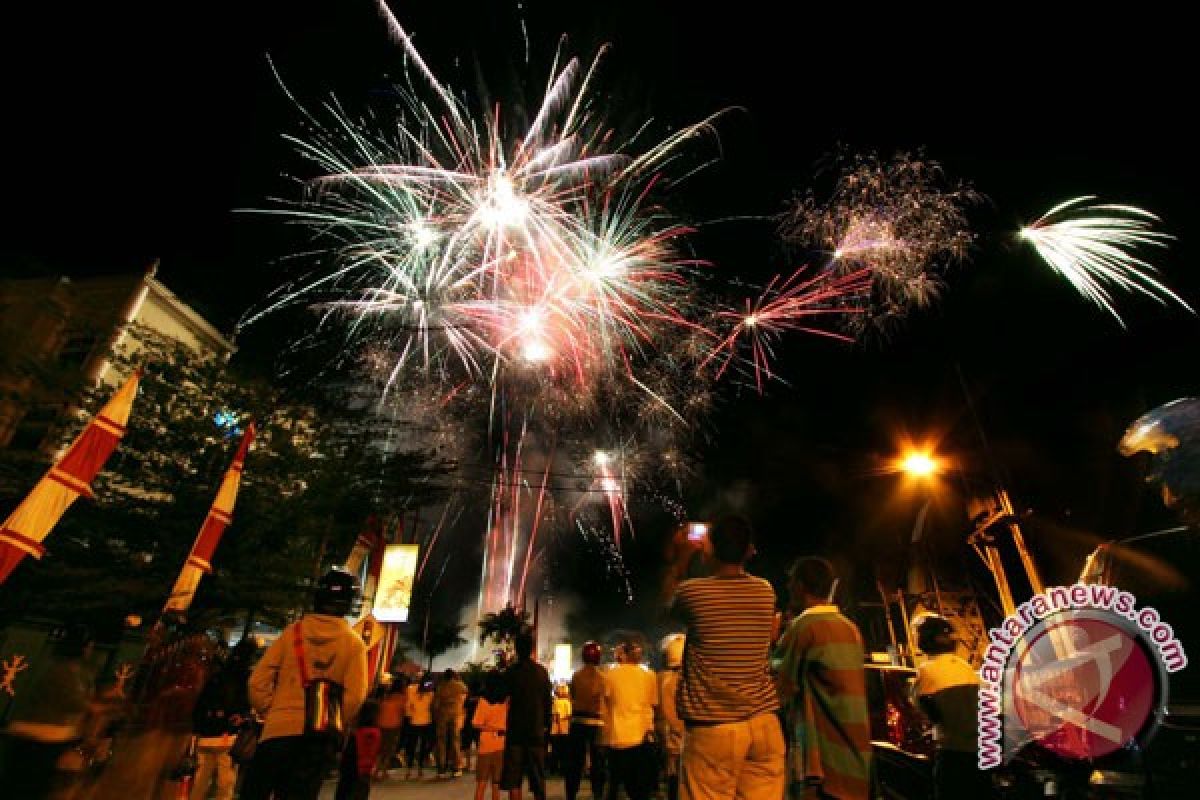 Pesta kembang api meriahkan HUT Kota Ambon