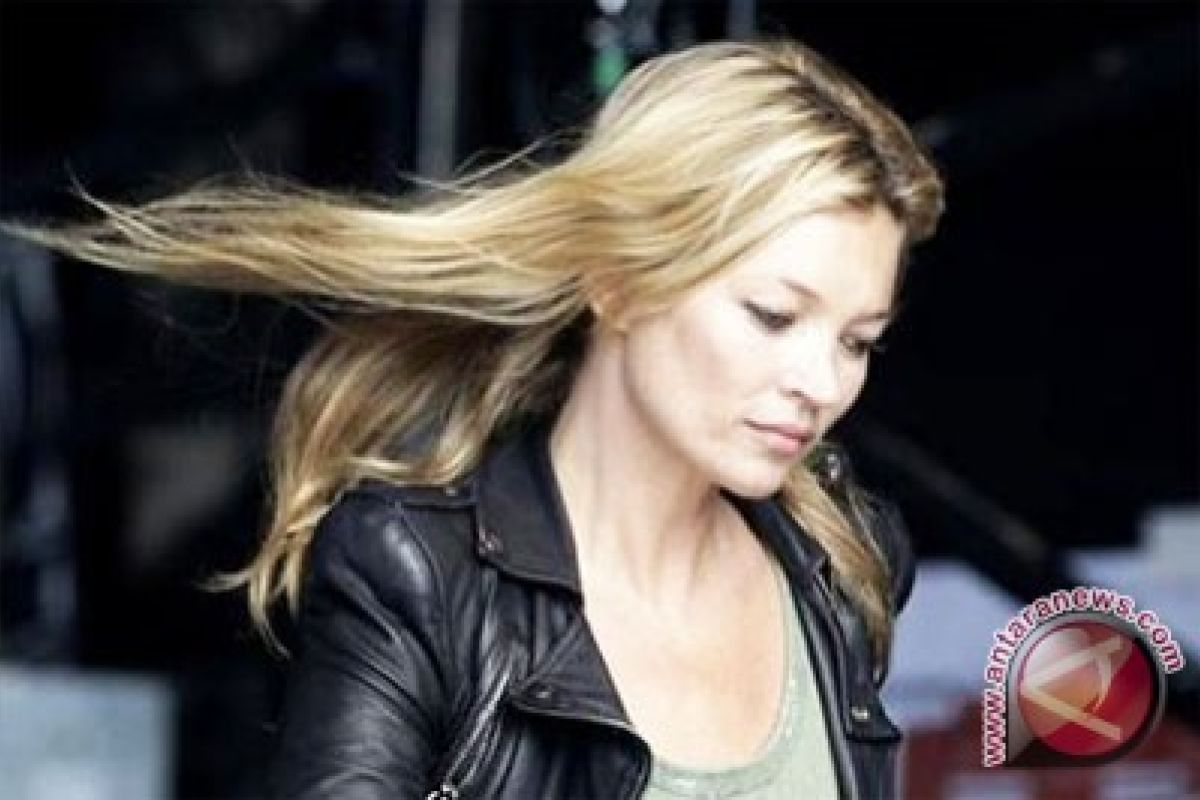 Kate Moss berpose telanjang demi mantan pacar