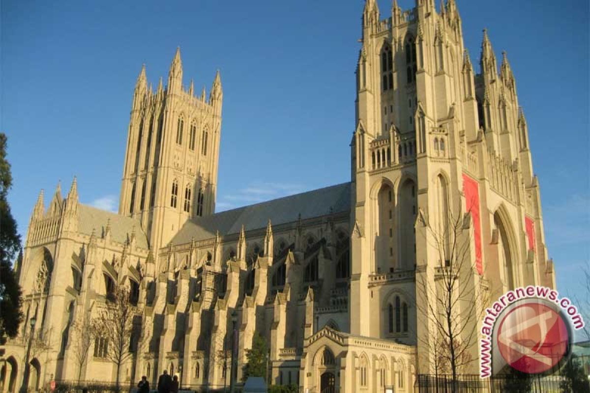 Alat berat rusak katedral Washington 