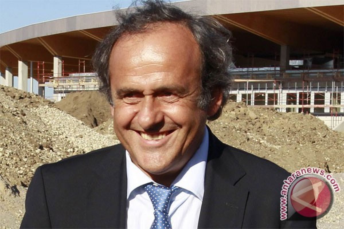 Presiden DFB dan Platini bercanda soal laga Piala Dunia 