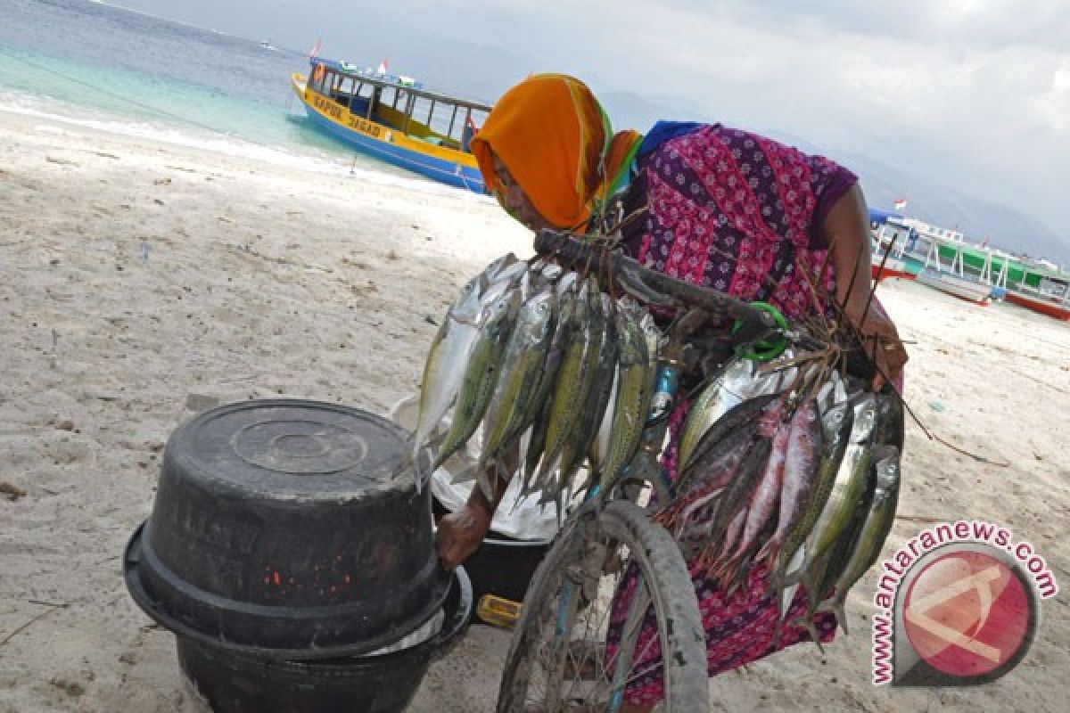 Sebagian besar pendapatan keluarga nelayan dari perempuan
