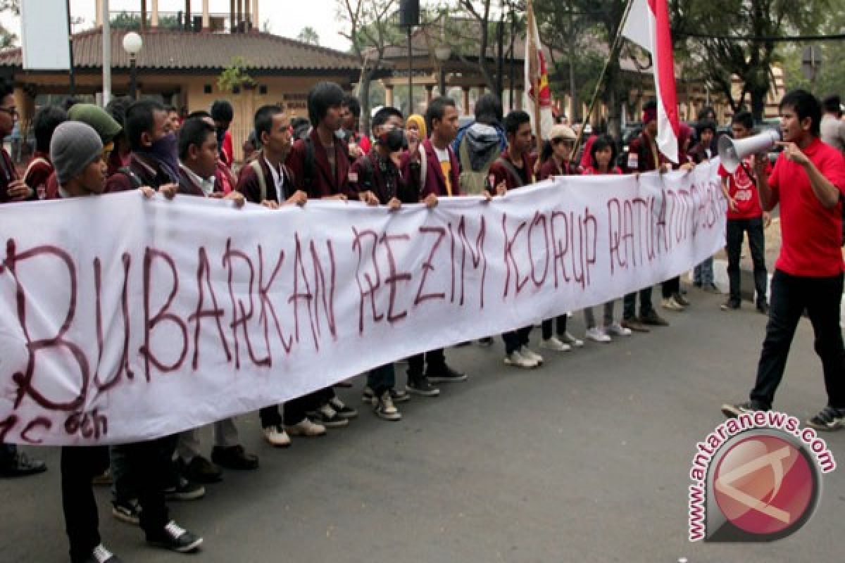 Mahasiswa unjuk rasa tuntut Gubernur Banten mundur