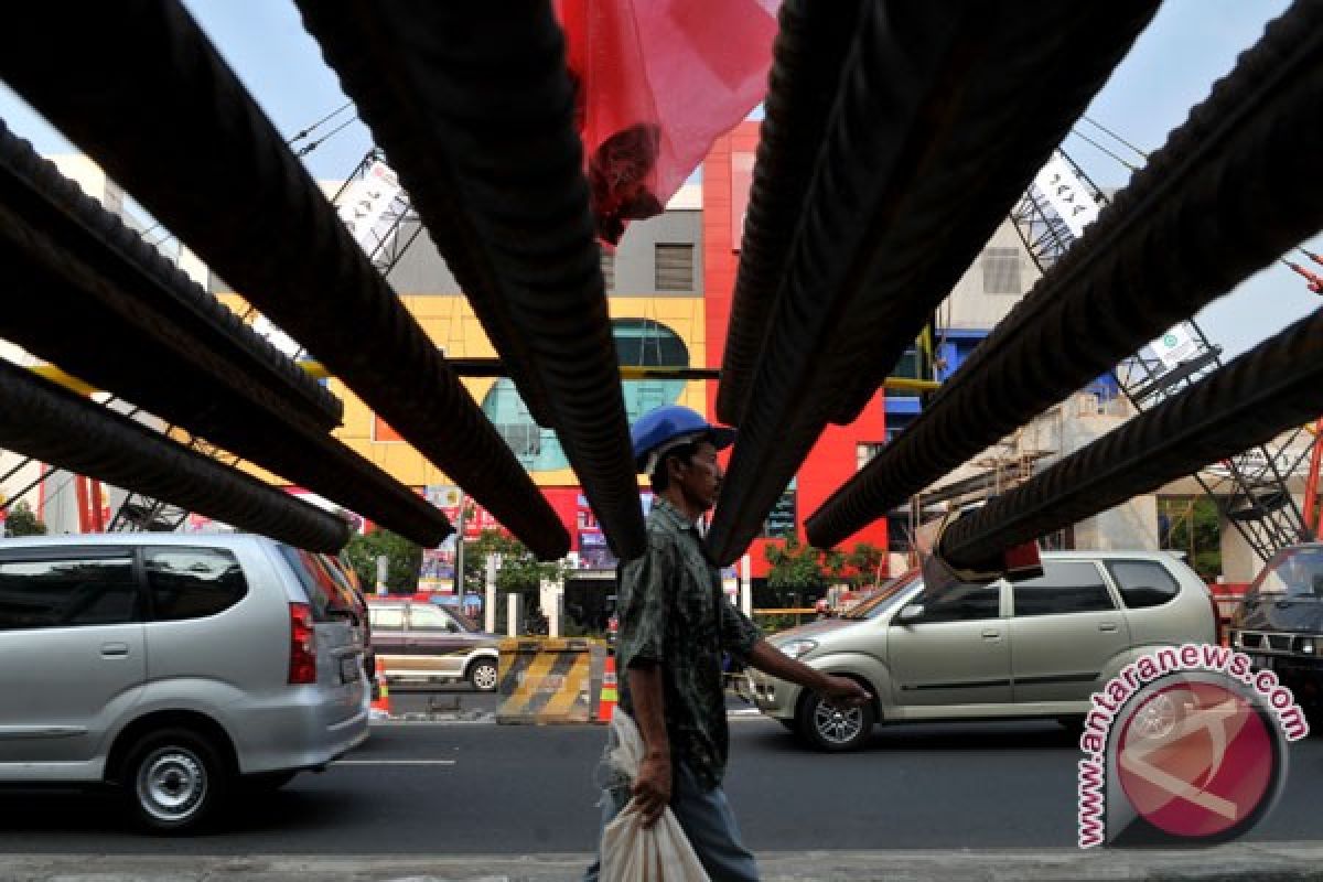 Gara-gara cemburu, pria ini nekad melompat di jalan layang