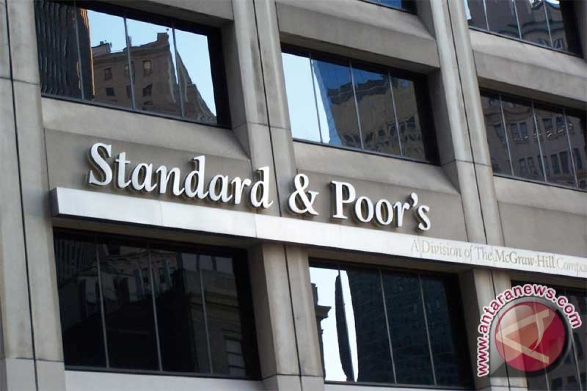 Standard & Poor`s turunkan peringkat 10 bank Spanyol