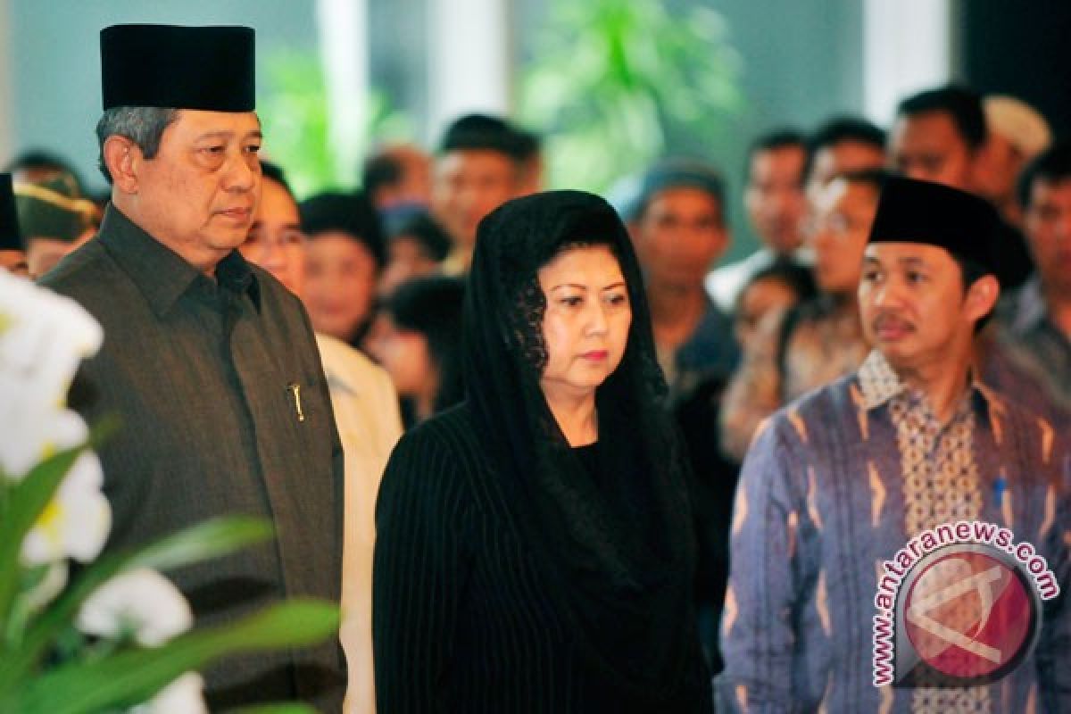 Presiden Yudhoyono berikan penghormatan terakhir kepada Sutjipto 