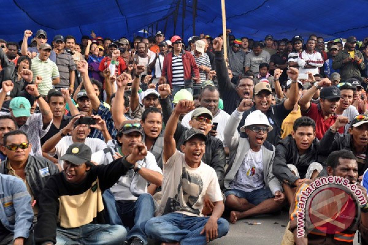 Buruh mengheningkan cipta peringati May Day