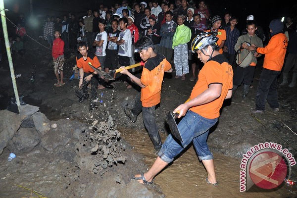 Tiga pencari ikan tewas tertimbun longsor