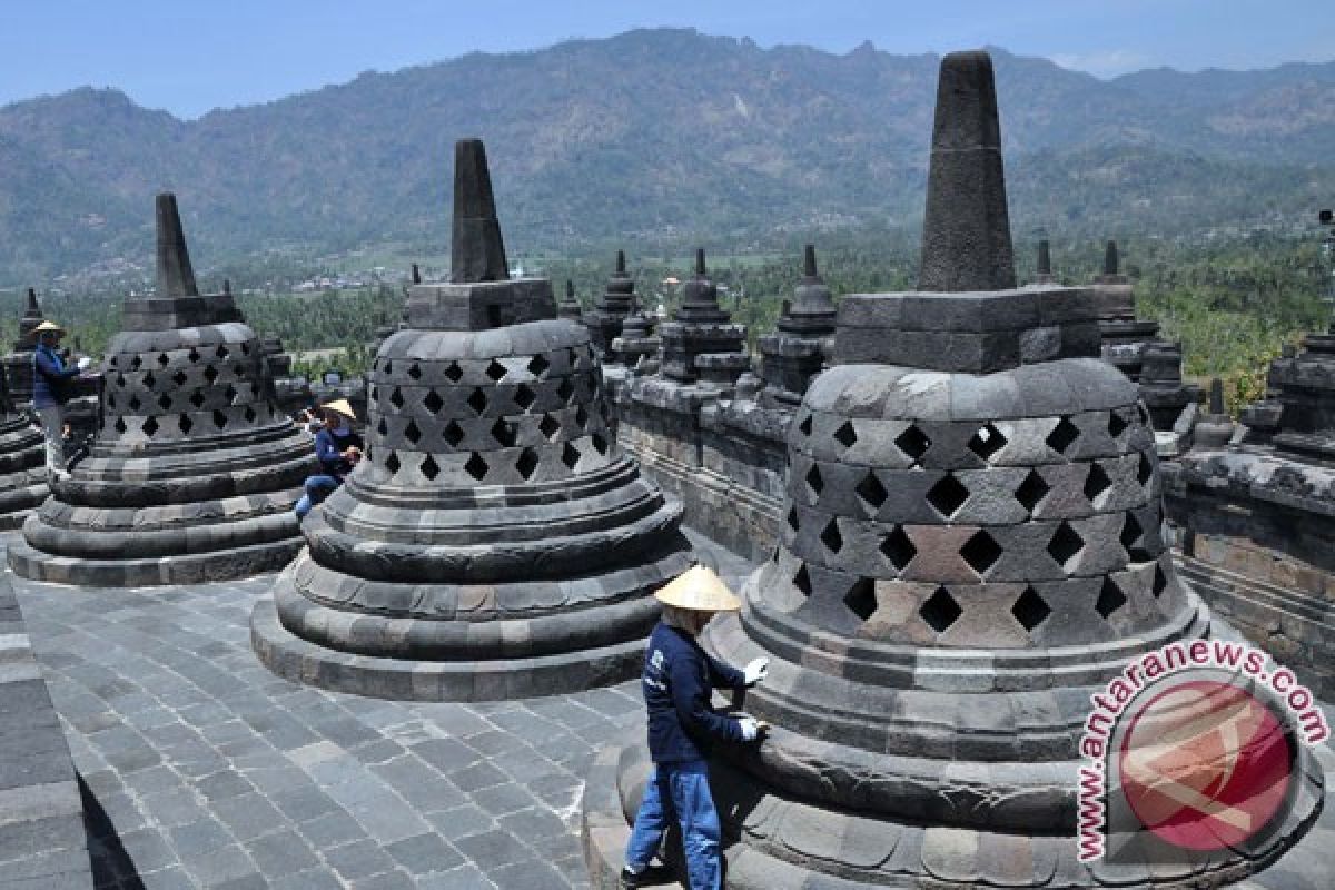 Tourists watch sunrise at Mount Punthuk Setumbu