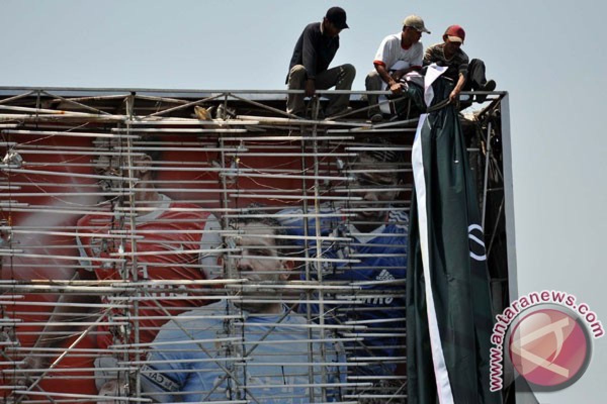 Seorang pemasang billboard hangus tersengat listrik