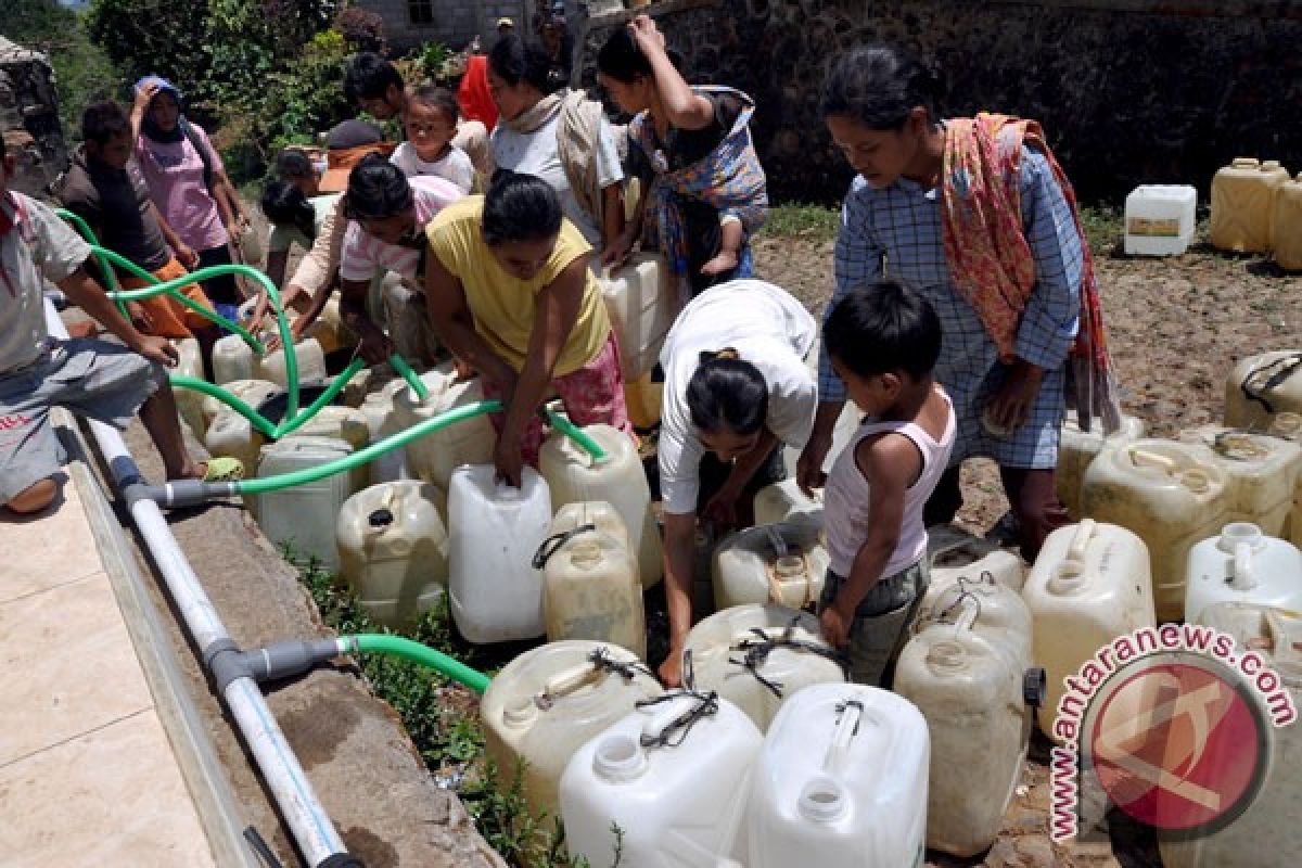 Klungkung siagakan enam truk air untuk pengungsi Gunung Agung