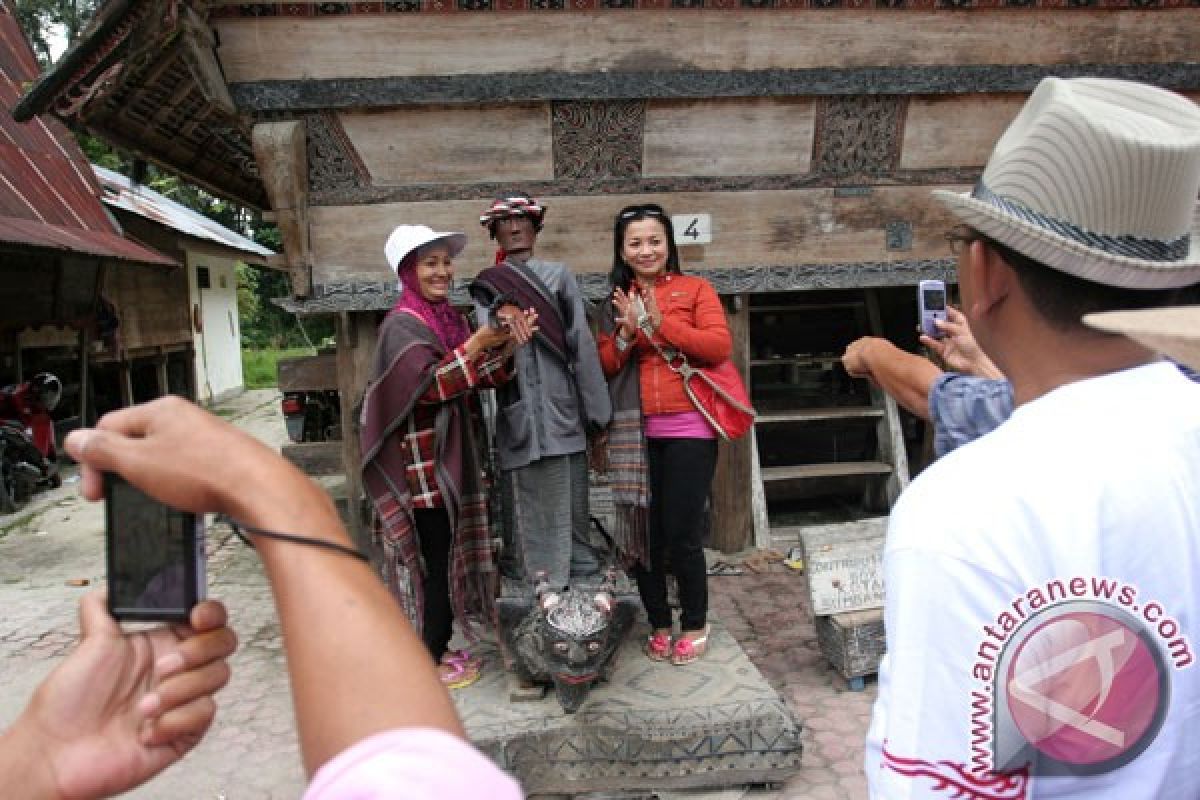 Singapore tourists greeted with Tor-tor dance in Samosir