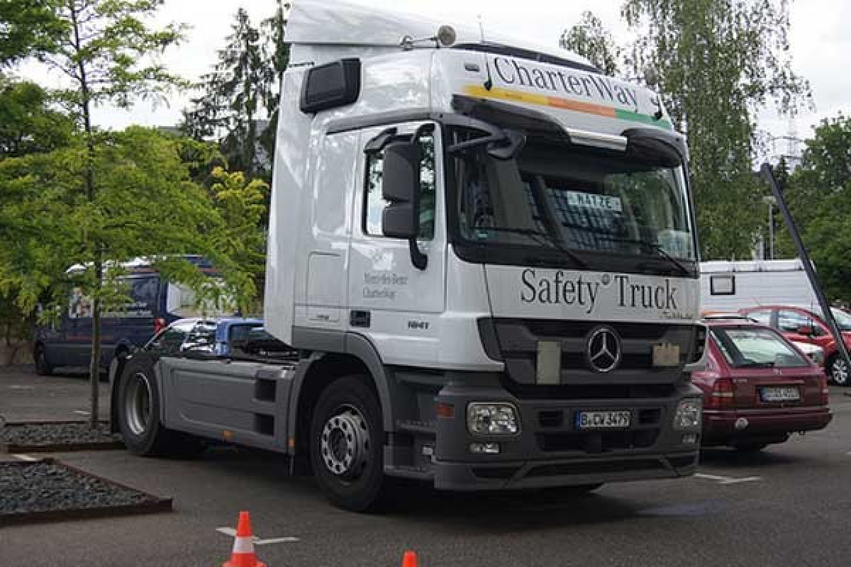 Daimler dan Foton produksi truk