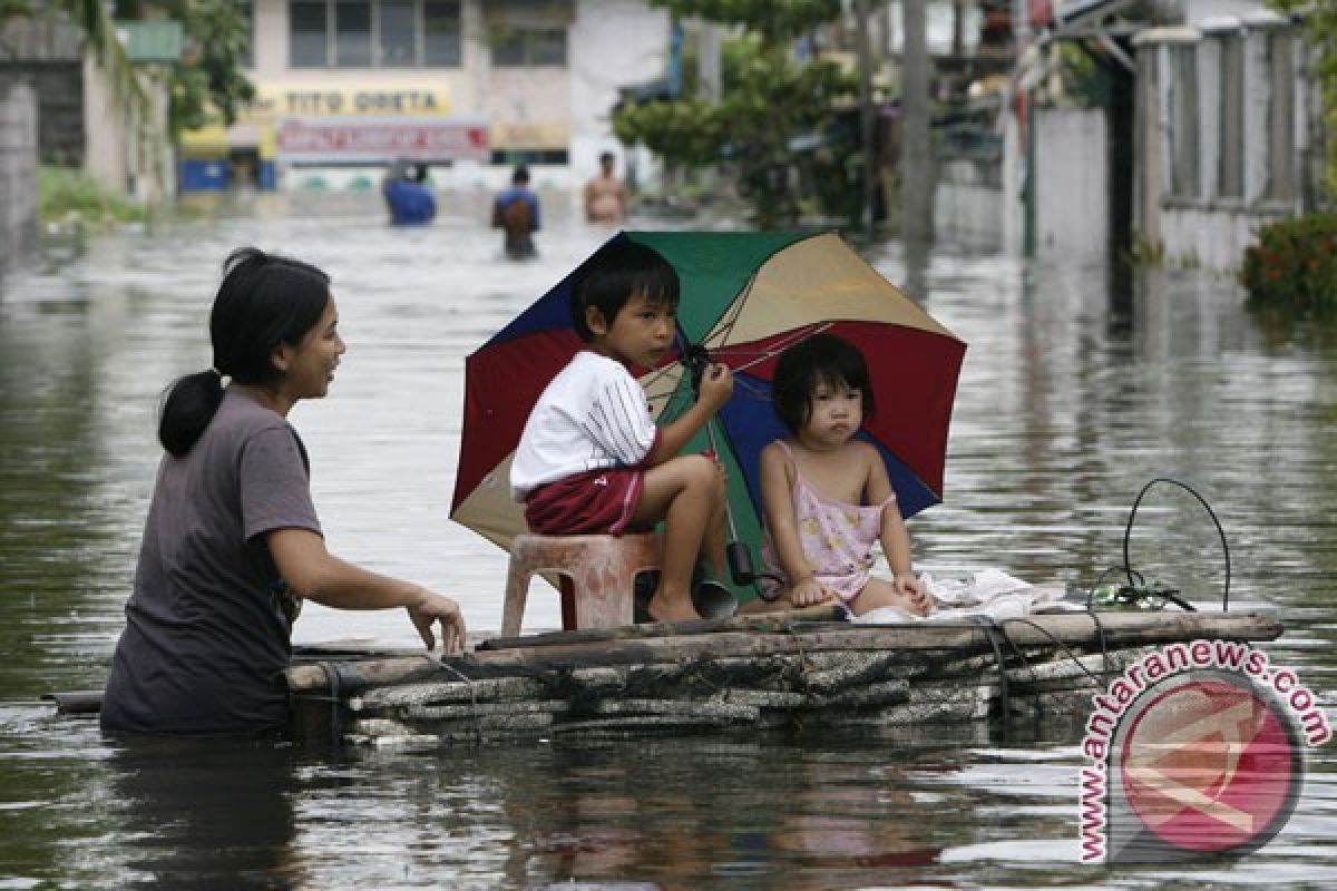 Filipina diporakporandakan banjir, siap diterjang topan baru