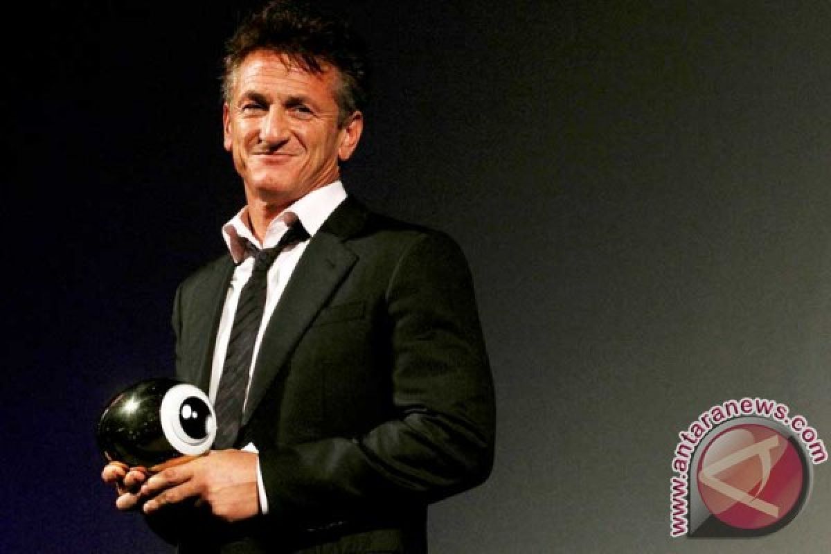 Aktor-sutradara Hollywood Sean Penn eksodus jalan kaki dari Ukraina ke Polandia