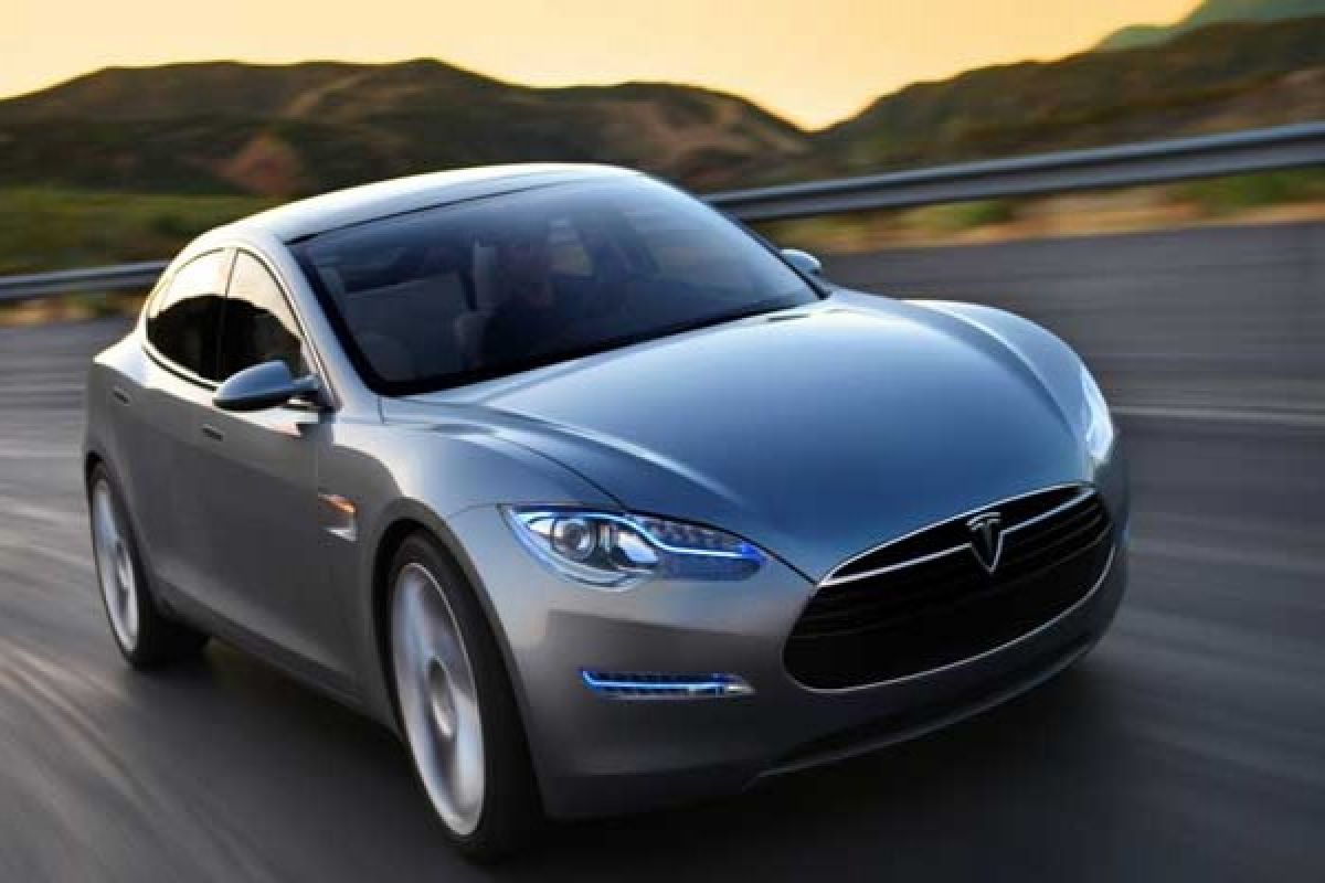 Tesla X akan diproduksi tahun depan