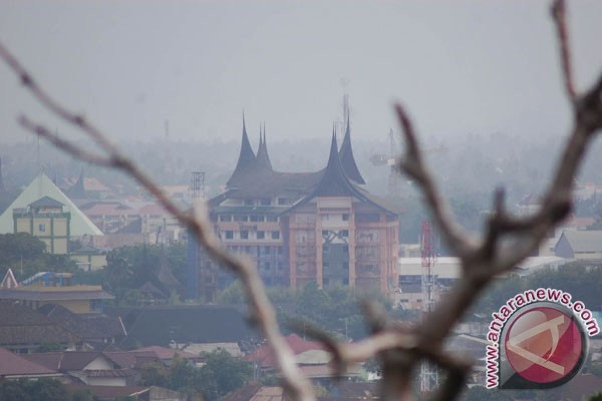 Padang masih diselimuti kabut asap