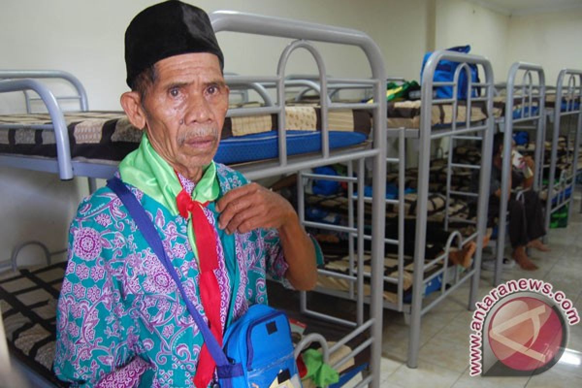 Calon haji Bukittinggi pakai batik Minangkabau 