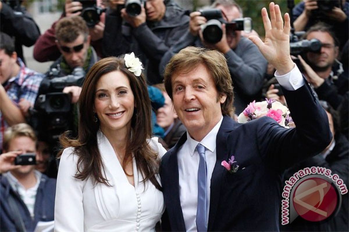 Paul McCartney musisi Inggris terkaya