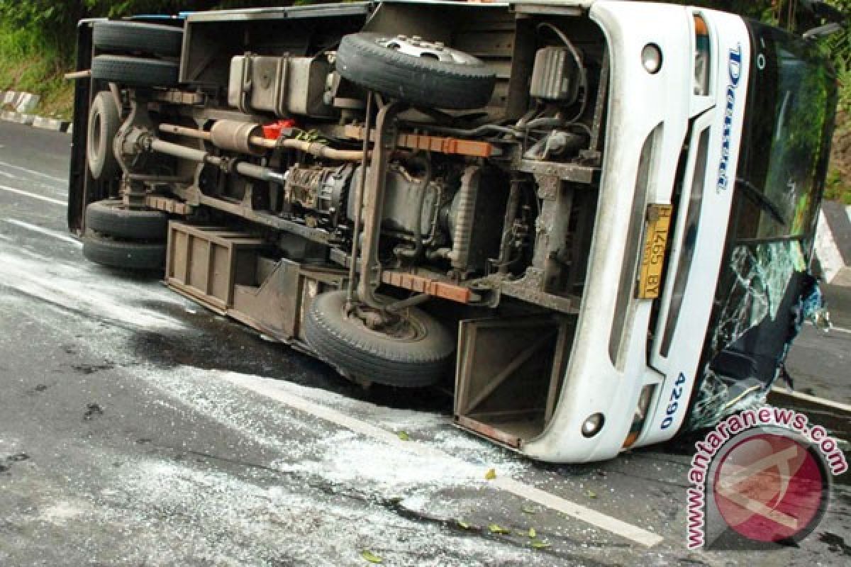 Bus terguling, seorang pemudik tewas