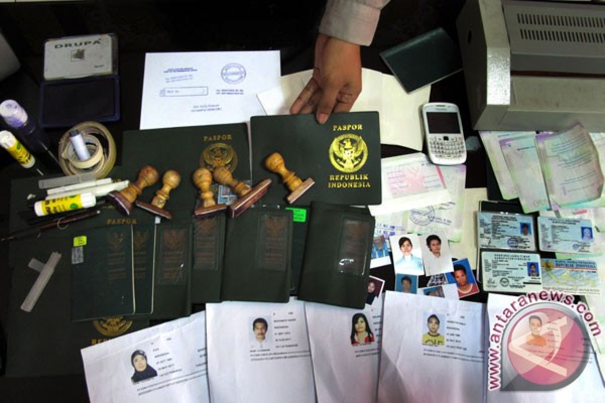 Polisi bongkar pemalsuan ratusan dokumen TKI