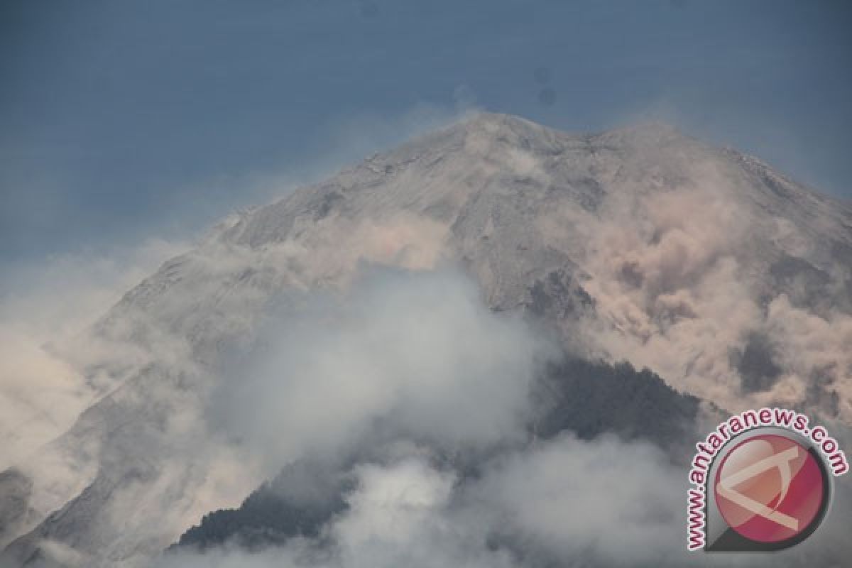 Jalur pendakian Semeru ditutup total akibat badai