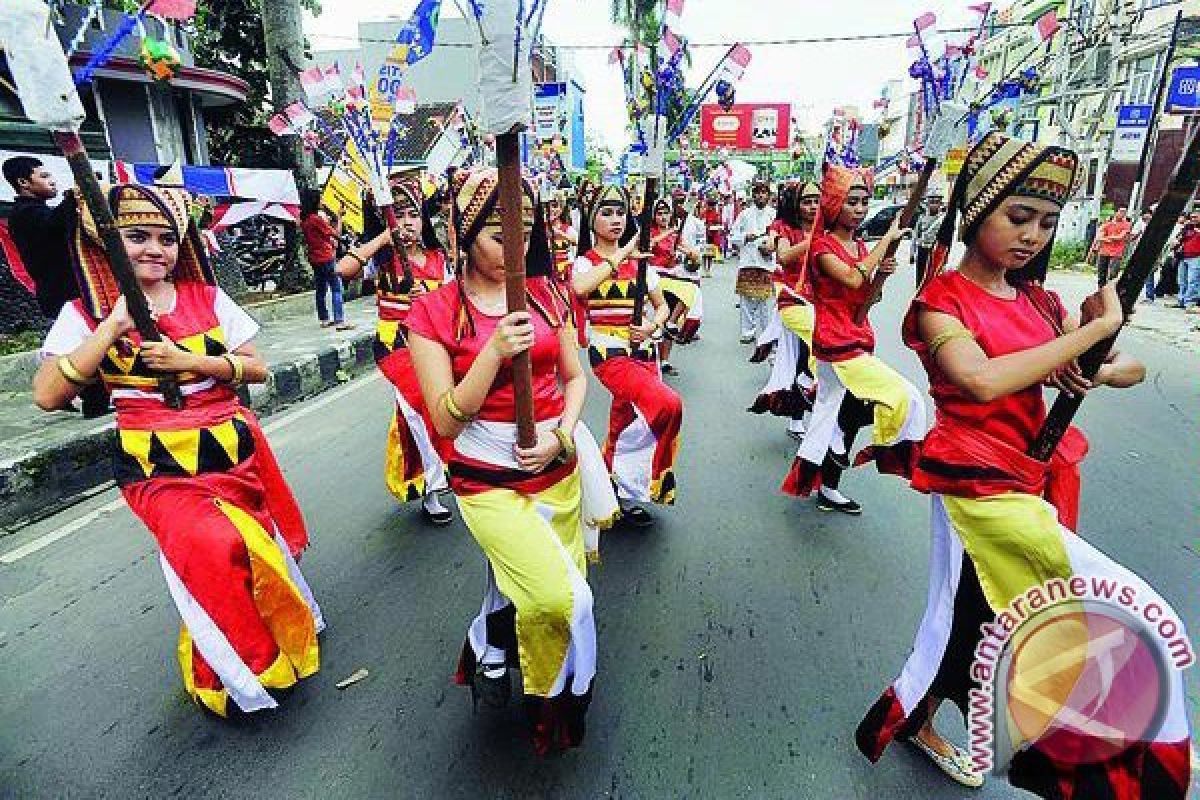 Warga sambut antusias pawai budaya Lampung