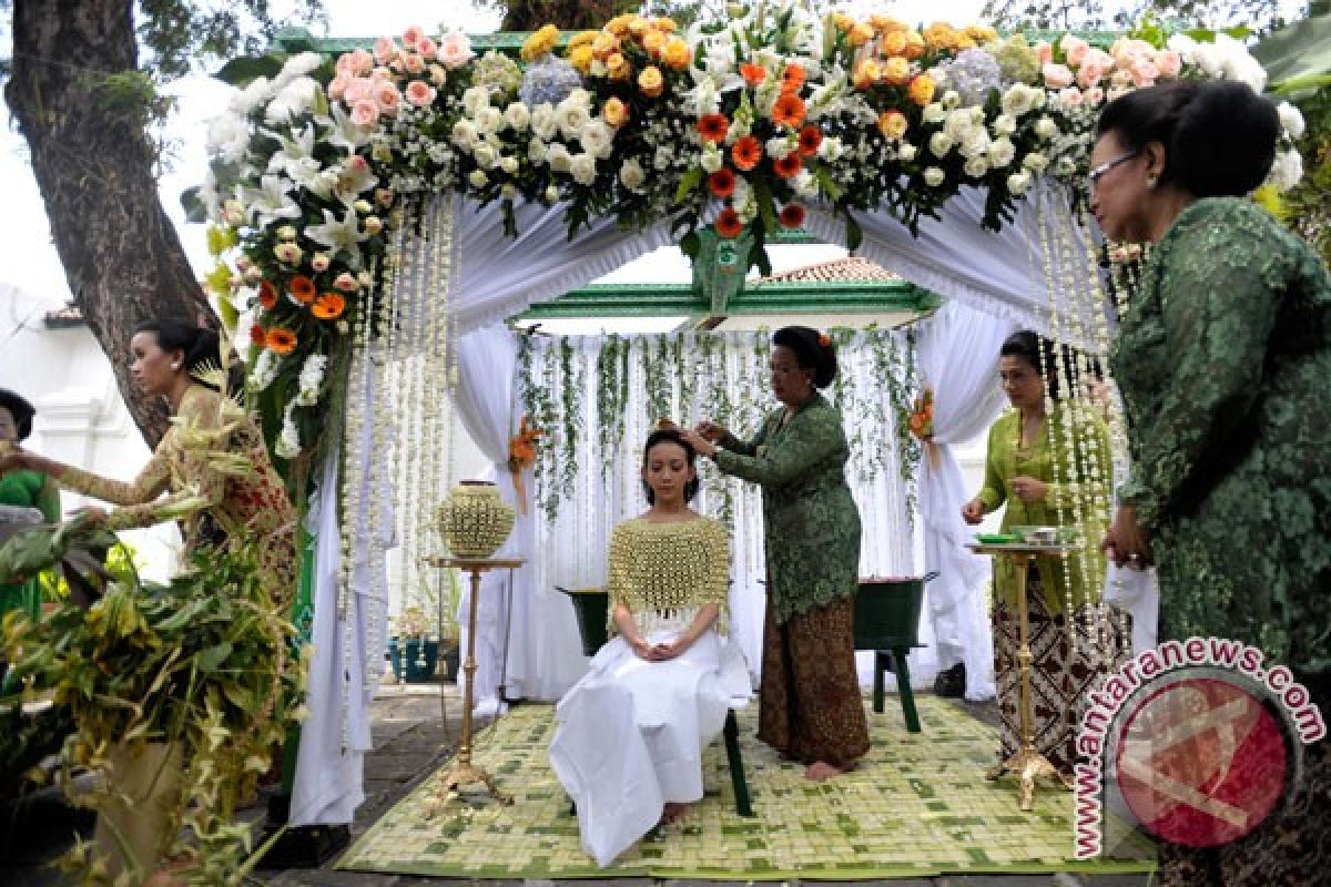 KPH Yudhanegara dan GKR Bendara resmi menikah