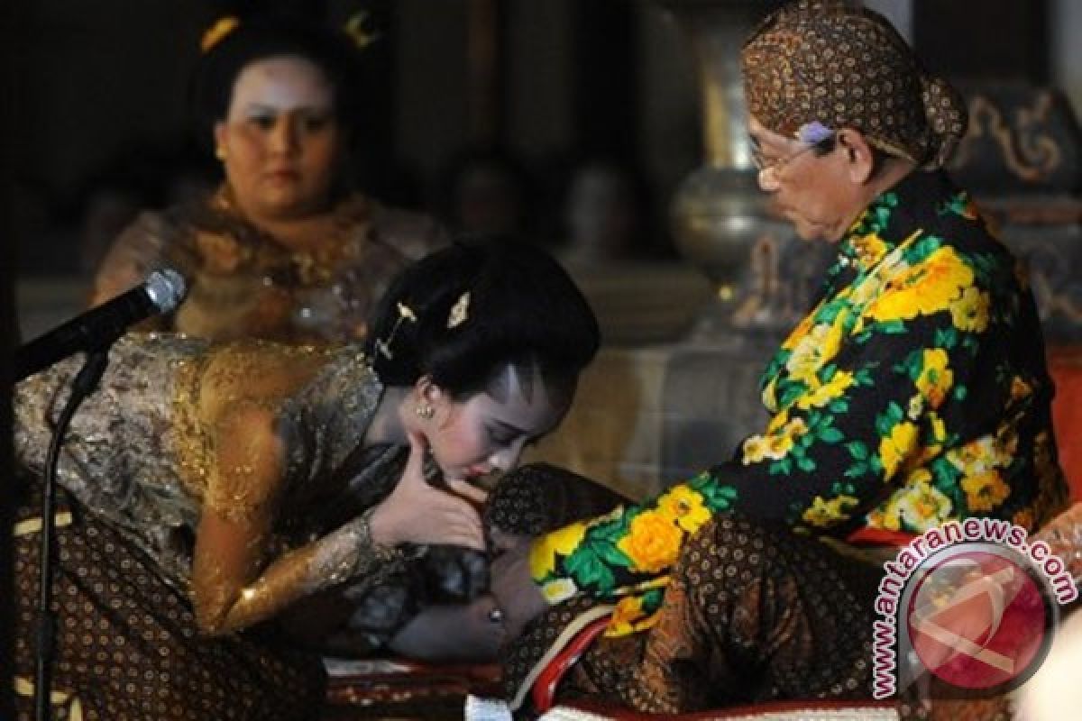 Masyarakat Yogyakarta menunggu kirab pengantin