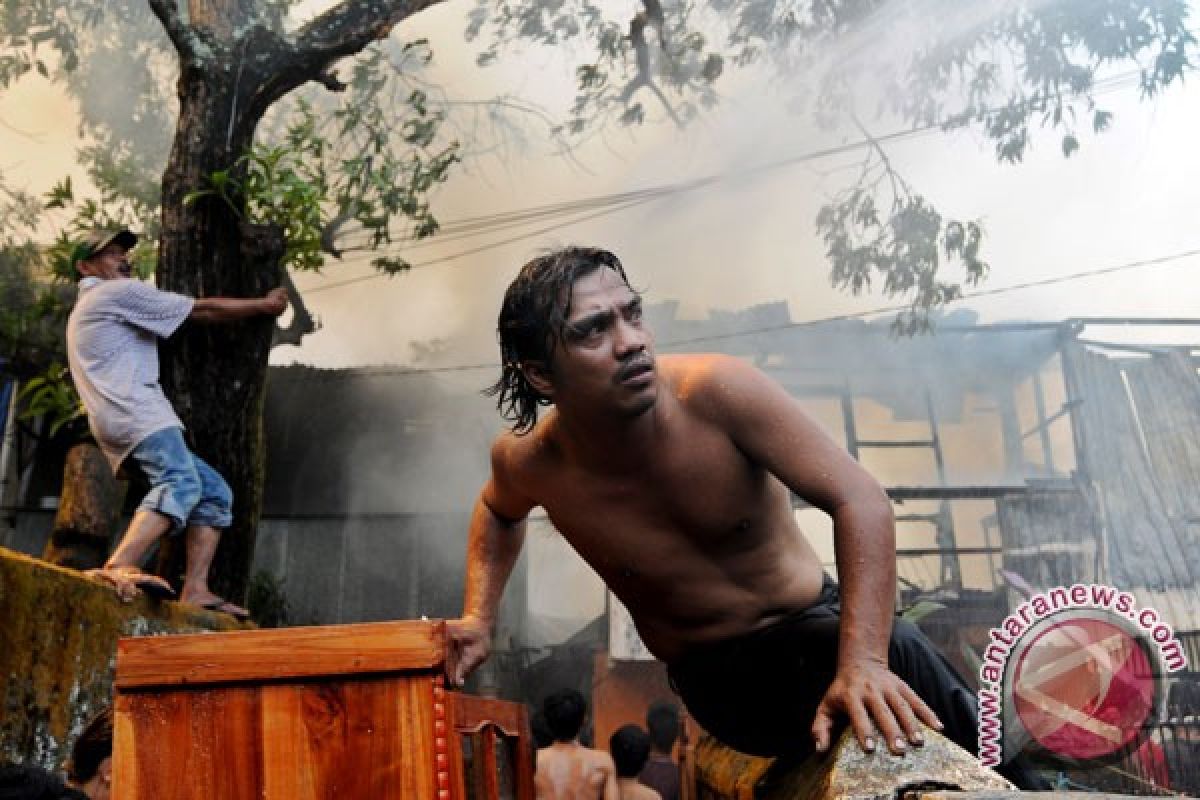 Ledakan kompor minyak melukai empat warga Jambi