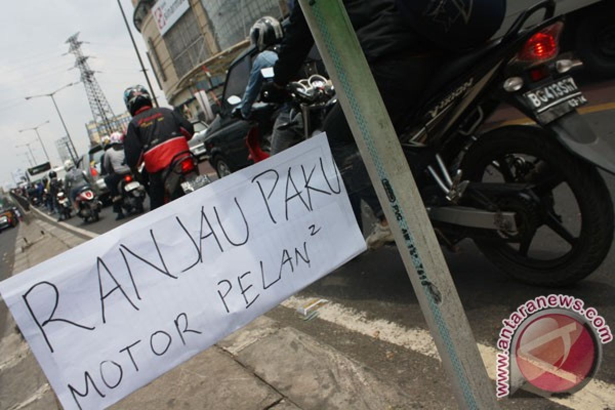 Warga dan aparat "lawan" ranjau paku di sekitar Harmoni