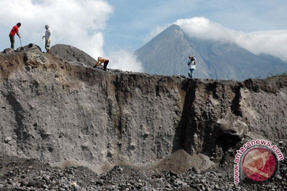 Material vulkanik Merapi masih tertinggal 90 juta meter kubik