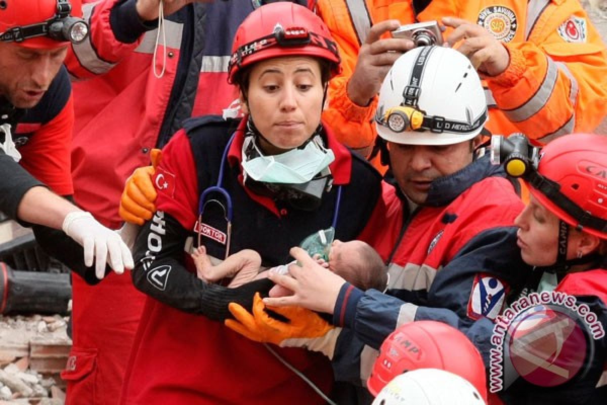 Gempa Turki tewaskan 601 orang