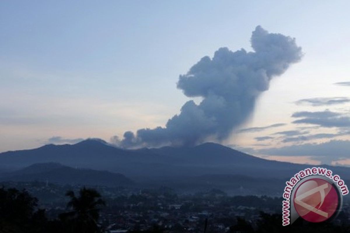 Gunung Lokon masih keluarkan asap tebal 