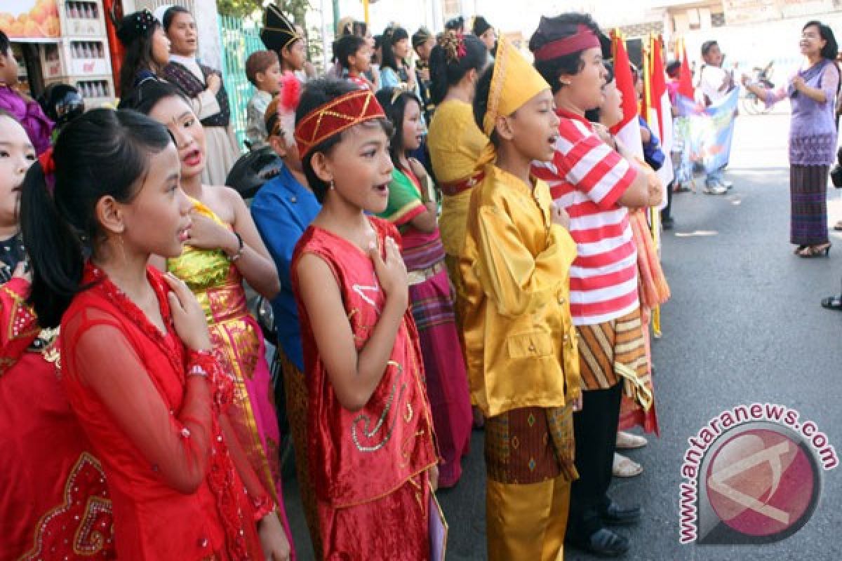 Peringati Sumpah Pemuda, anak-anak bagikan bunga