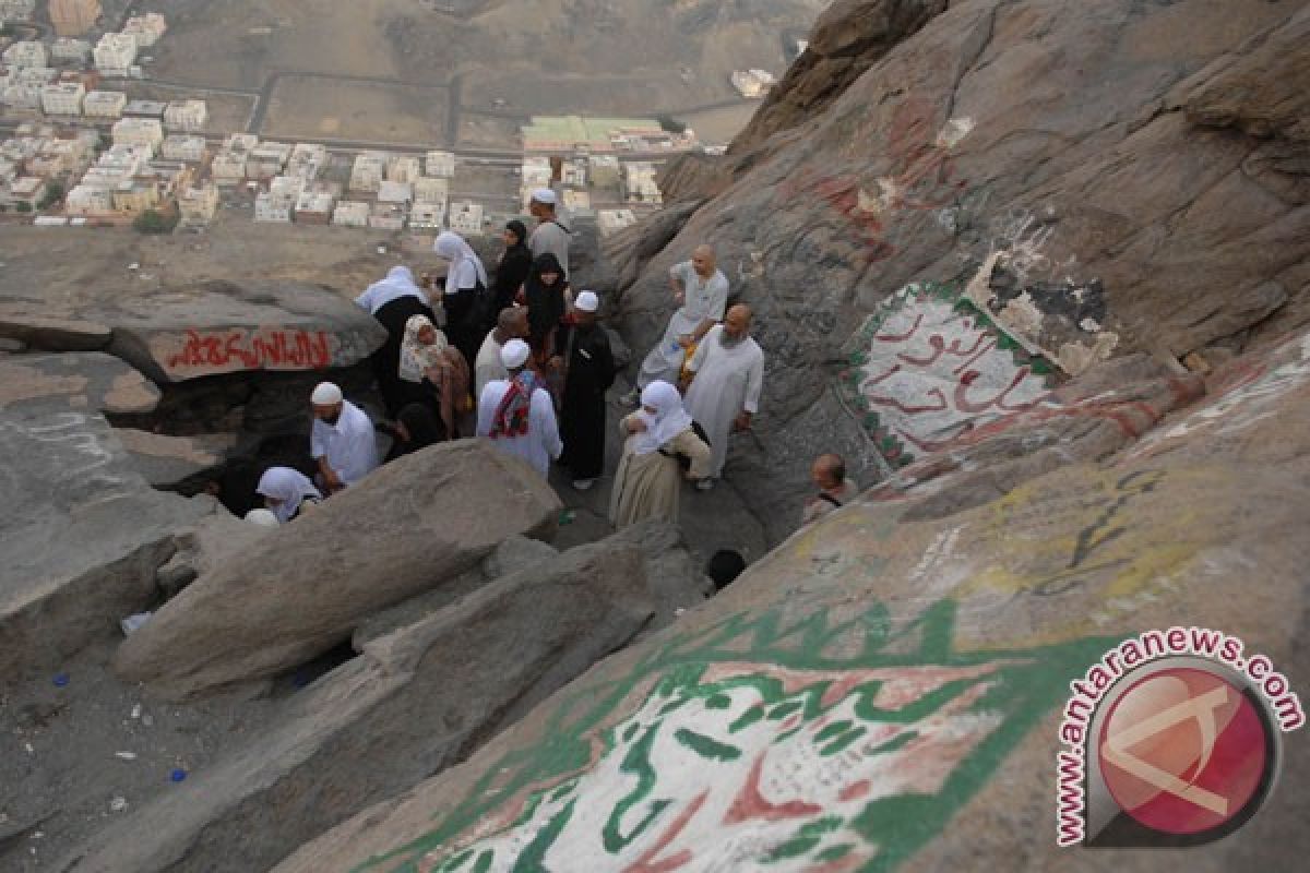 Jamaah haji Indonesia dijambret monyet di Jabal Nur