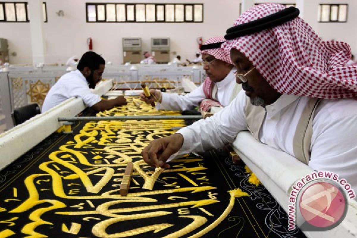 Indonesian antigraft body sells Kaaba`s Kiswah at Rp450 million