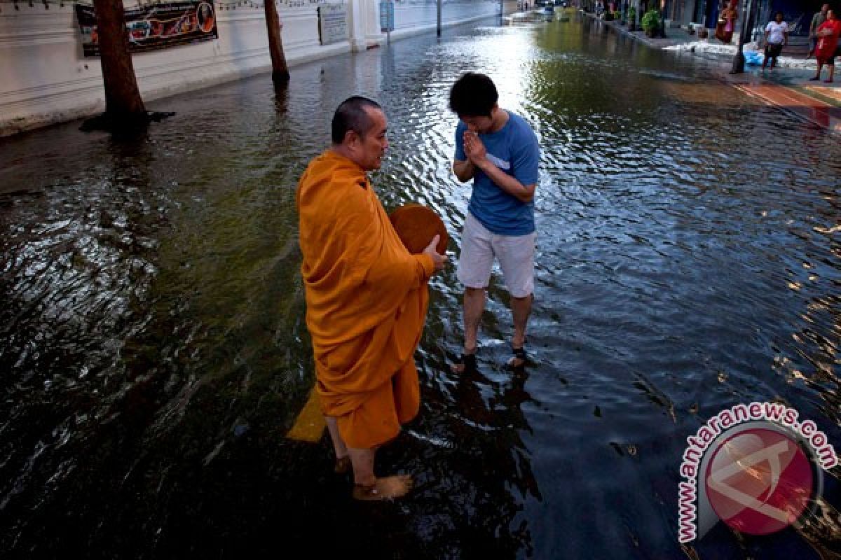 Thai floods leave 427 people dead