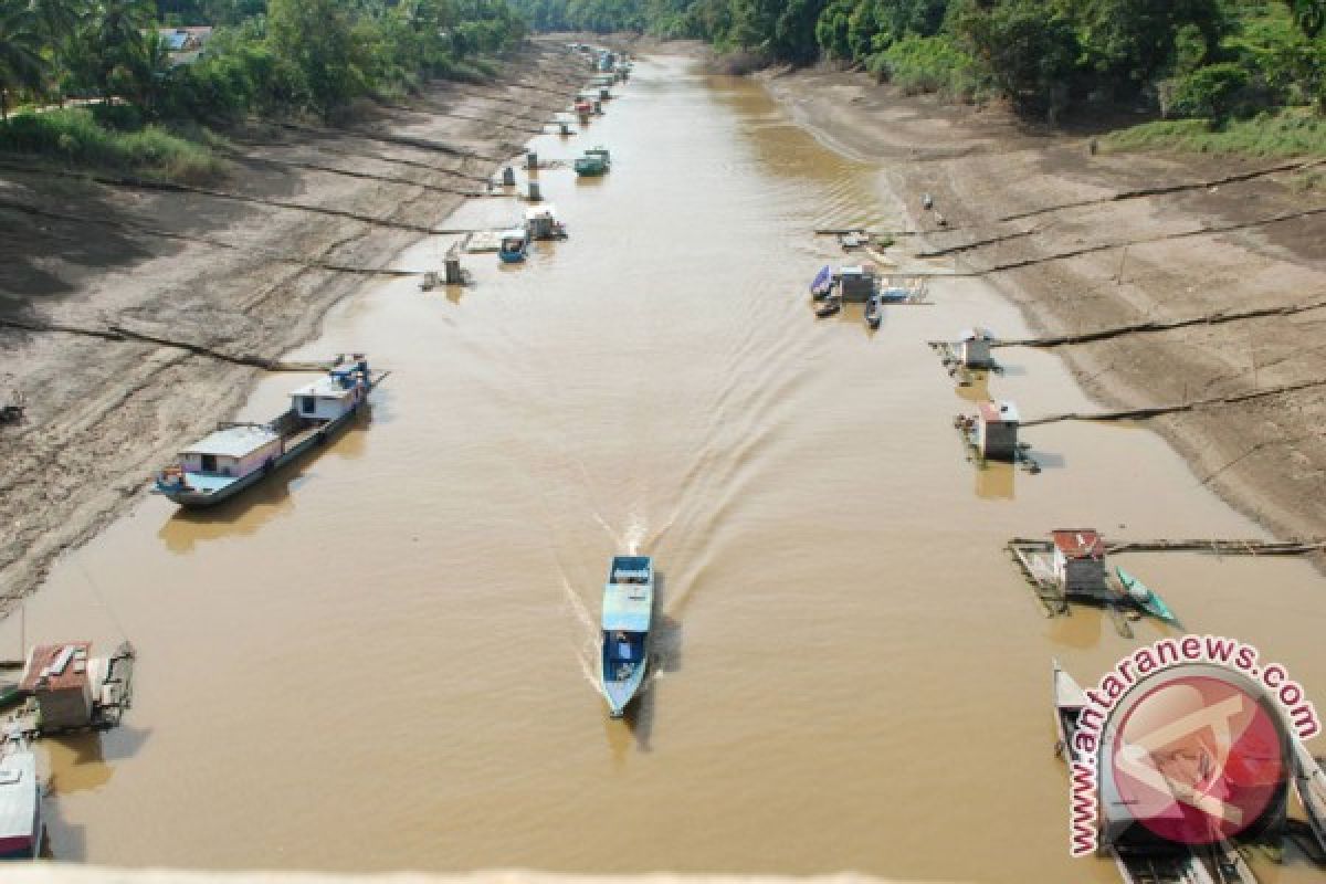 Sungai Barito surut, kapal dan tongkang terperangkap
