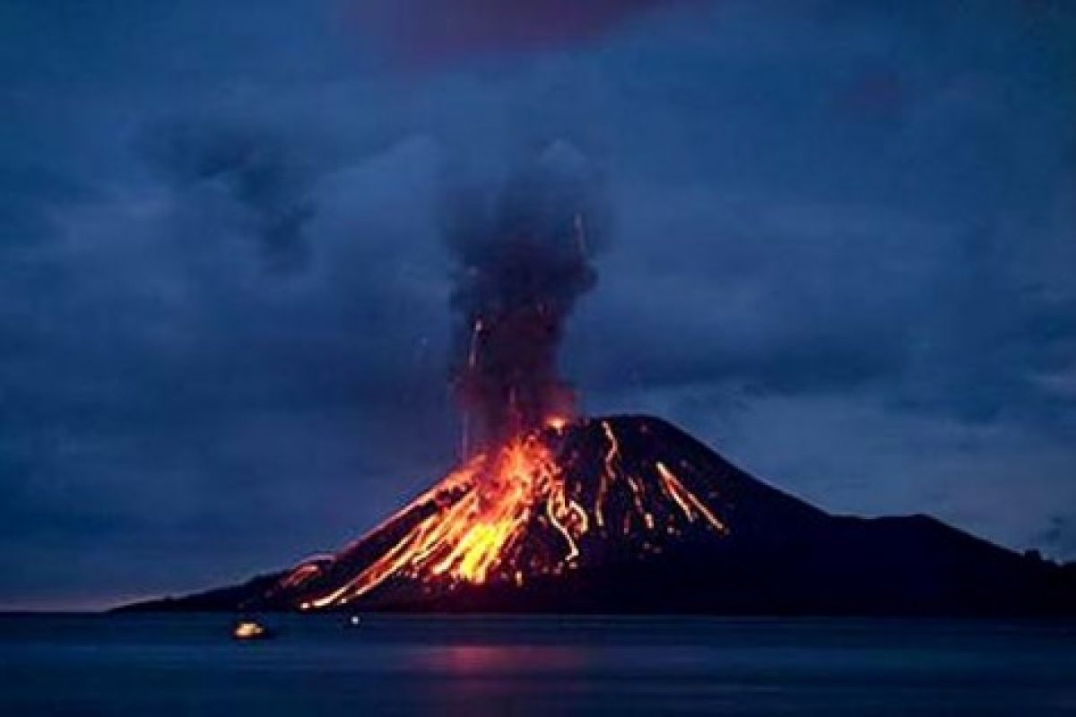 Gunung Anak Krakatau Keluarkan Asap Berwarna Kelabu