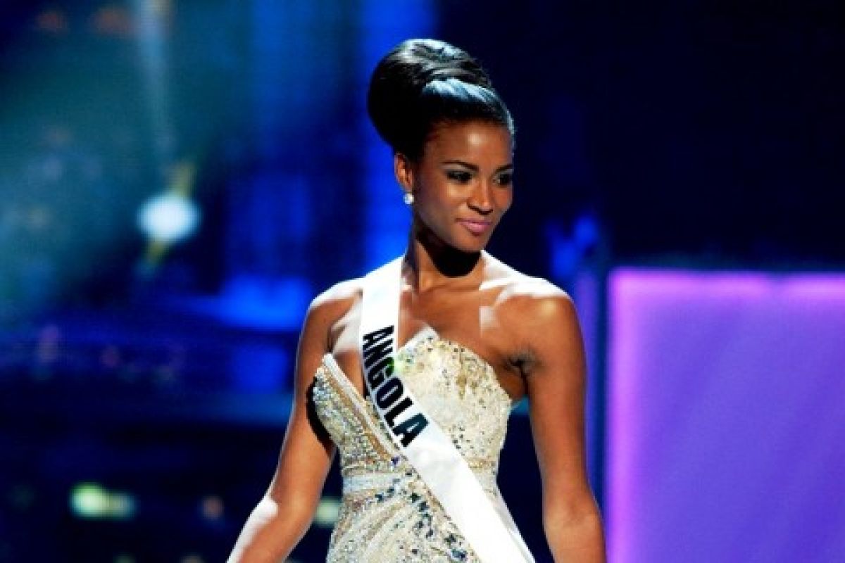 Miss Universe 2011 Membatik Motif Kuno