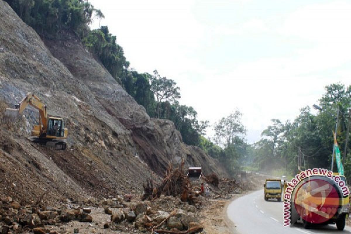 Badan jalan ruas Sentani-Abepura tertutup timbunan material