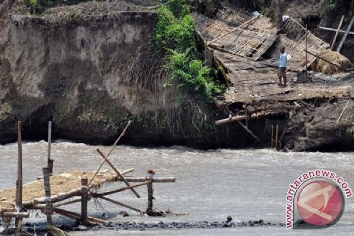 Jembatan putus di Magelang, dua luka