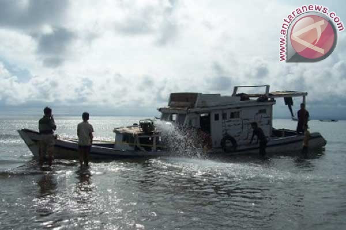 Kapal Gubernur Kepri terombang-ambing di tengah laut