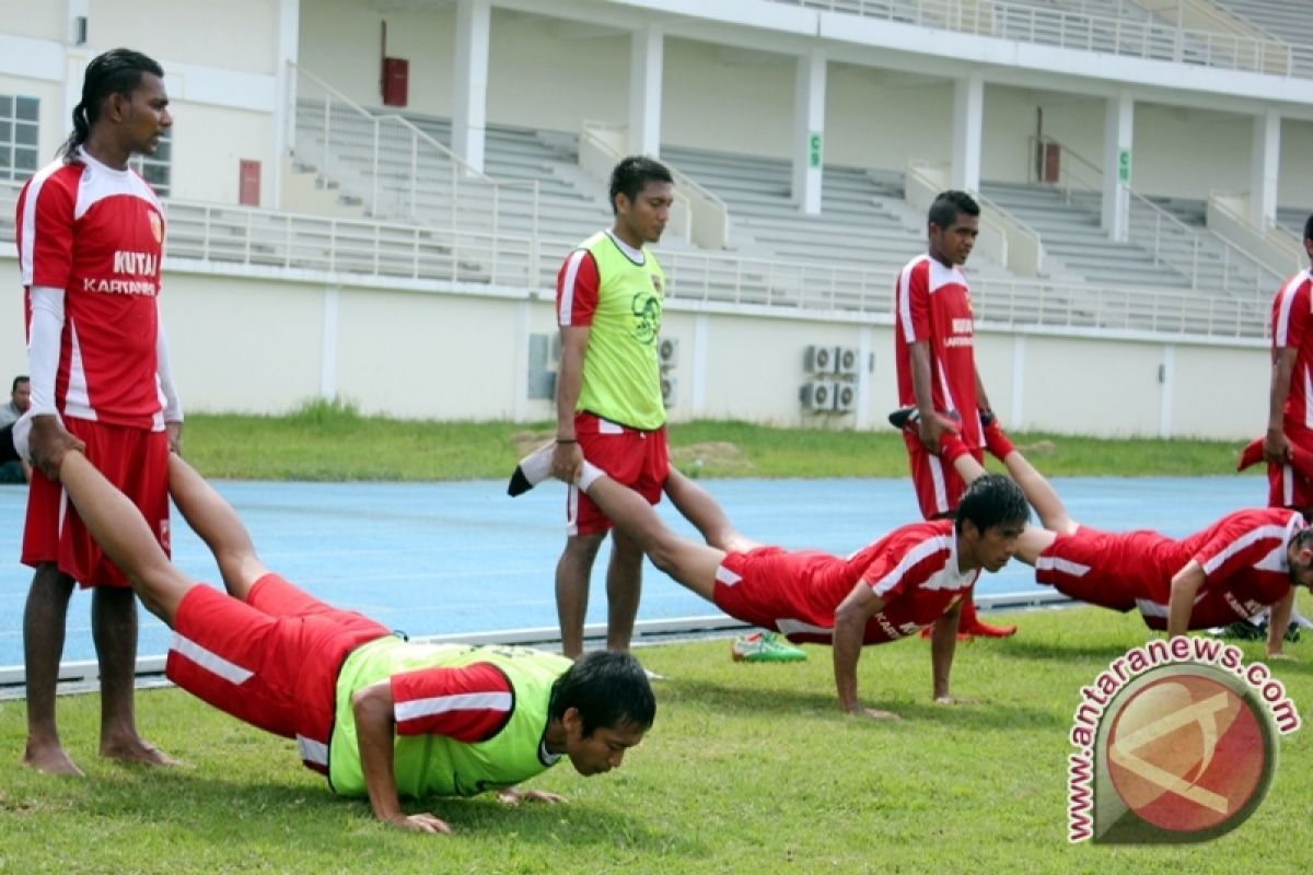 Pemain Mitra Kukar Latihan Kebugaran