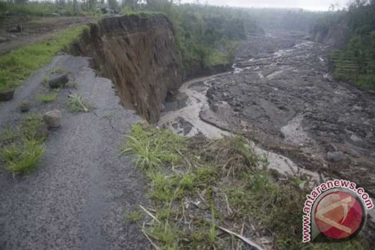 Jalan poros Mamuju-Mamasa terputus