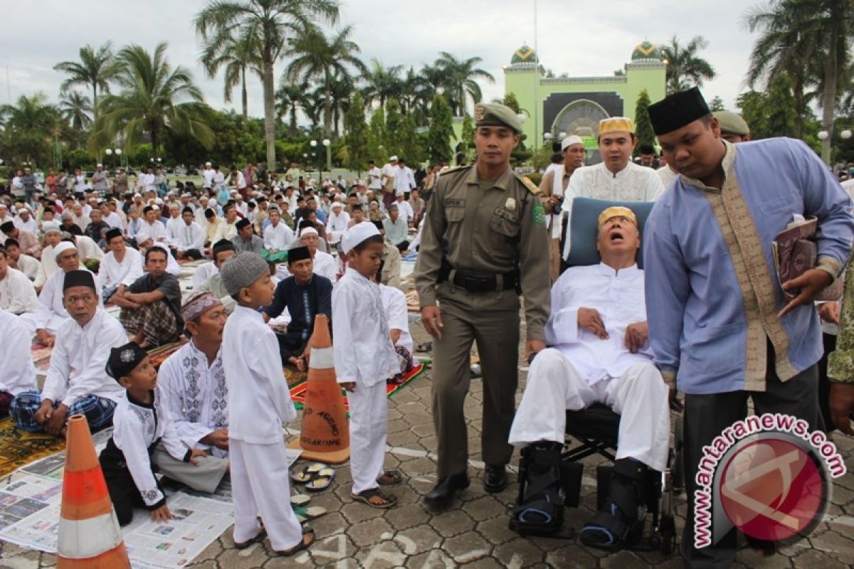 Syaukani Shalat Id di Masjid Agung