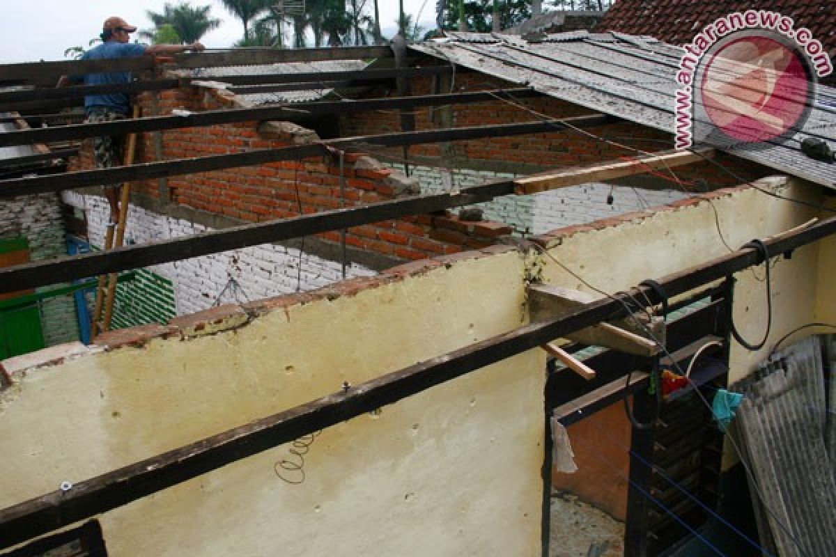 Ratusan rumah di Karawang diterjang puting beliung 